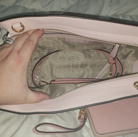 Micheal Kors satchel and wallet - Picture 2 of 3